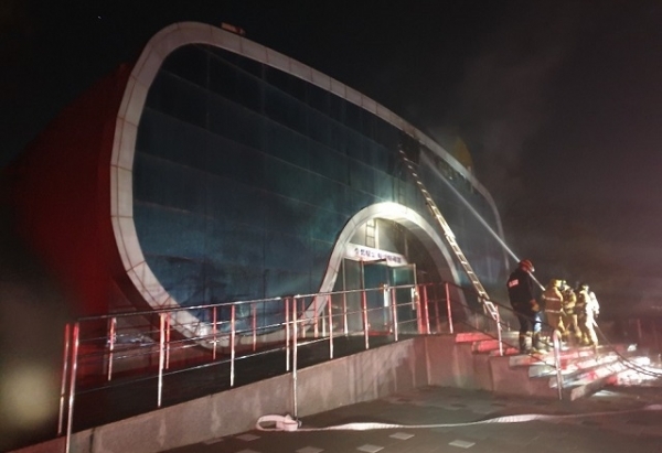 지난 4일 전주동물원 내의 아쿠아리움에서 전기합선으로 인한 화재가 발생했다. 사진= 전주 덕진소방서 제공