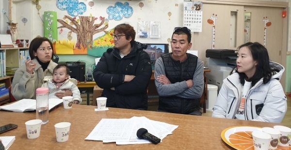 장수 산서면 내 하나뿐인 어린이집이 원아 수 부족으로 폐원 위기에 처하자 지난 3일 학부모들이 어린이집에 모여 대책 회의를 가졌다.