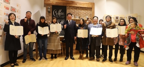 사회적기업 둘레와 ‘시민제안 생활문화 아이디어 공모전’에 선정된 12개 단체가 협약식을 가진 후 기념촬영을 하고 있다.