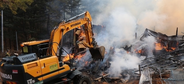 지난 3일 무주군 설천면의 임야 근처에 소재한 농촌생활문화체험관에서 화재가 발생해 소방공무원과 마을 주민 등이 화재 진압을 실시하고 있다.