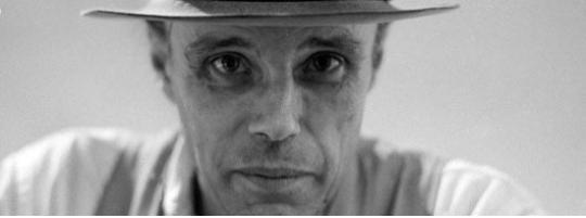 확장된 예술의 개념으로 현대미술의 새로운 지평을 열었던 요셉 보이스(1921-1986). ‘모든 사람이 예술가이다’는 그의 예술에 등장하는 중요한 개념이며, 순수 영역의 카테고리에 갇혔던 예술을 사회적 방향으로 활짝 열게 되었다.