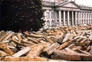 1982년 독일 카셀 도큐멘타에서 시작된 요셉 보이스의 7000그루의 떡갈나무 프로젝트 현장. 프리드리시아눔 미술관 앞에 현무암이 무더기로 쌓여 있다. 과거를 상징하는 돌 기둥 하나와 미래의 생명을 상징하는 떡갈나무 한 그루가 짝을 지어 도처에 심겨지는 프로젝트로서 예술의 사회적 조각 개념을 잘 나타낸다.