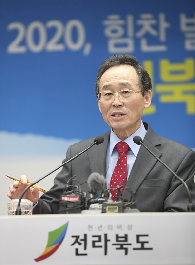 6일 송하진 도지사가 전북도청에서 신년 기자회견을 갖고 2020년 도정 주요업무 계획을 밝히고 있다. 사진제공= 전북도