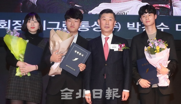 6일 서울 더케이 호텔에서 열린 '2020 재경전북도민 신년인사회'에서 김홍국 재경전북도민회장이 전북 출신 학생들에게 장학금을 전달하고 기념촬영을 하고 있다. 서울 = 조현욱 기자