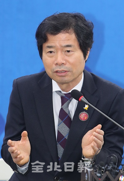 7일 김승환 전북교육감이 전북교육청에서 2020년 신년 기자회견을 하고 있다. 조현욱 기자