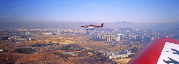 2005년 전주 신시가지 개발전 항공촬영중인 곽풍영 사진작가