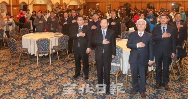 2020 전북일보배 전국 스키·스노보드대회 개회식이 열린 8일 무주덕유산리조트 티롤호텔에서 서창훈 전북일보 회장과 최용범 행정부지사, 최형원 도체육회사무처장, 황인홍 무주군수, 한용성 전북스키협회 회장과 선수들이 국민의례를 하고 있다. 조현욱 기자