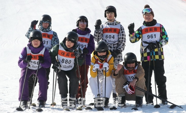 전북일보배 스키·스노보드 대회에 참가한 진안 안천중학교 교사와 학생들이 기념촬영을 하고 있다. 조현욱 기자