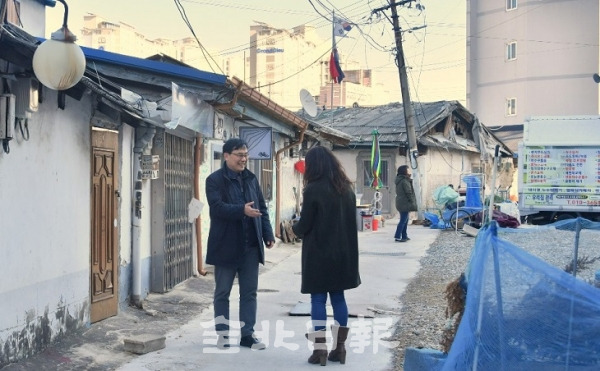 조준배 전주시 주거재생 총괄단장이 전주 서노송동 일대를 둘러보며 이야기를 나누고 있다. 조현욱 기자