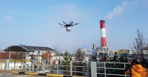 9일 전주시 온고을 장례식장 주차장에서 전북지방환경청 관계자가 인근 산업단지 미세먼지를 드론을 활용해 농도 측정과 대기시료를 채취하고 있다. 사진제공= 전북지방환경청