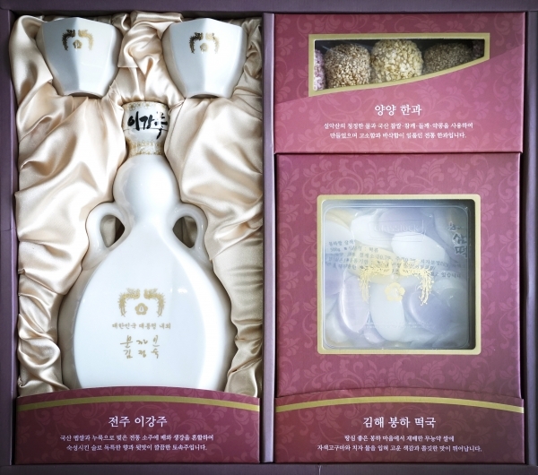 문재인 대통령의 선물은 전북 전주의 이강주, 강원 양양의 한과, 경남 김해의 떡국떡 등 지역 특산물 3종으로 구성됐다. /청와대 제공