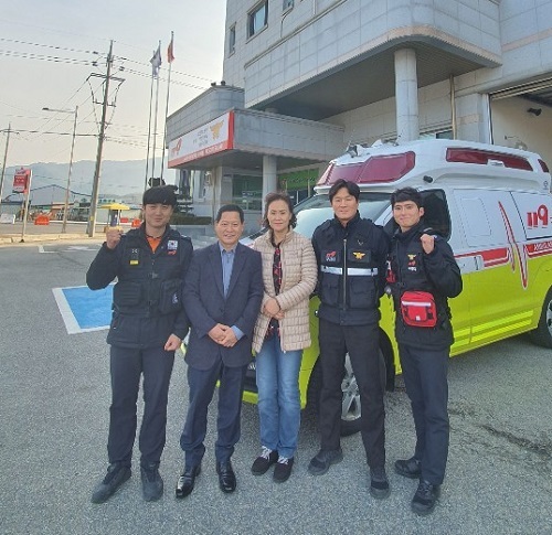 장계119안전센터 구급대의 도움을 받아 회생한 수혜자가 건강을 되찾고 지난 9일센터를 감사 방문해 대원들과 기념촬영을 하고 있다.