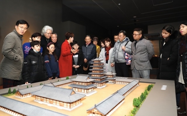 국립익산박물관에서 관람객들이 학예사로부터 전시품에 대한 설명을 듣고 있다.