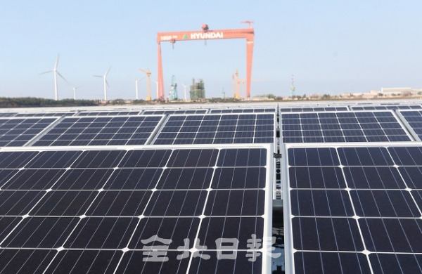 새만금 내 대규모 태양광 발전 사업이 본격화되는 가운데 지역민을 대상으로 비공식적 투자모집 활동이 벌어지고 있어 각별한 주의가 요구되고 있다.