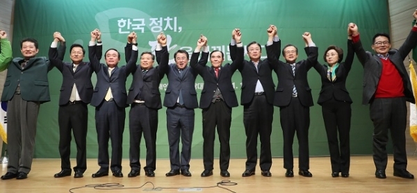 12일 오후 서울 여의도 국회 의원회관에서 열린 대안신당 중앙당 창당대회에서 신임 최경환 당대표(왼쪽 다섯번째)와 의원들이 손을 맞잡고 기념촬영을 하고 있다. 연합뉴스