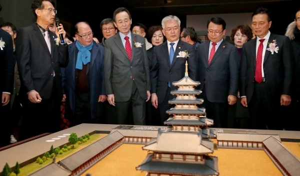 10일 익산 미륵사지에서 열린 국립익산박물관 개관식에  송하진 도지사, 김용삼 문화체육관광부 제1차관, 정재숙 문화재청장, 배기동 국립중앙박물관장, 정헌율 익산시장 등 참석자들이 전시실을 둘러보고 있다. 사진제공 = 전북도