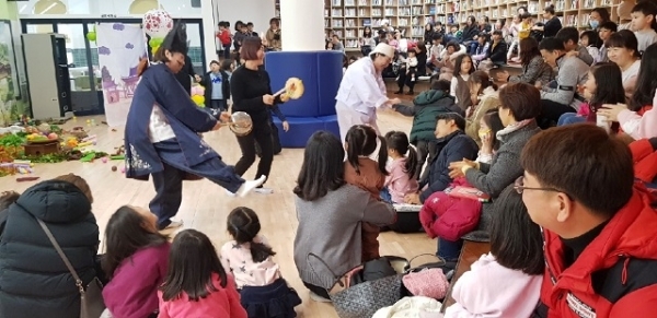 11일 전주시립 평화도서관 책놀이터에서 어린이들이 '똥벼락' 동극 공연을 보며 즐거운 시간을 보내고 있다. 사진제공= 전주시