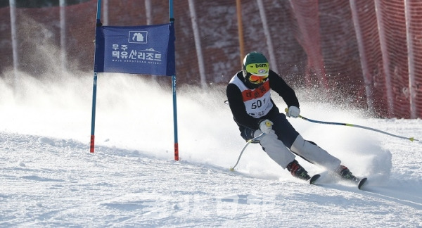 2020 전북일보배 전국 스키·스노보드 대회 1일 차인 9일 무주덕유산리조트 파노라마 슬로프에서 스키 참가선수가 눈보라를 일으키며 시원하게 질주하고 있다. 조현욱 기자