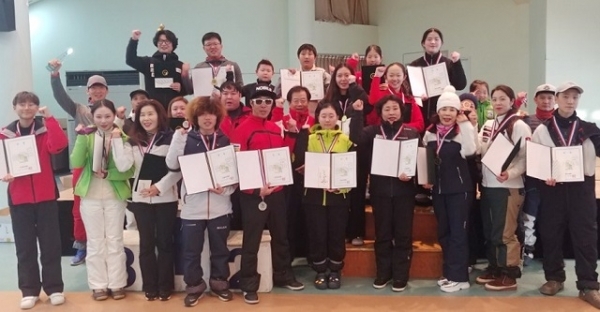 10일 덕유산리조트 카페테리아에서 2020 전북일보배 전국 스키·스노보드 대회 시상식이 열린 가운데 부문별 수상자들과 대회 관계자들이 기념촬영을 하고 있다.