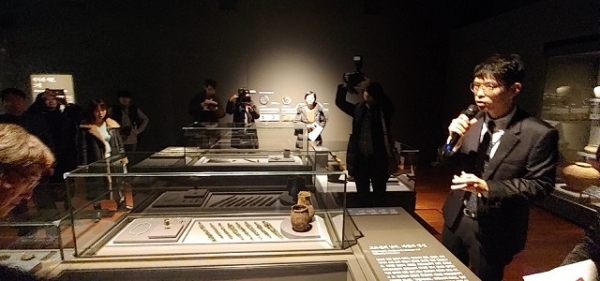 지난 10일 열린 국립익산박물관 개관 행사에서 학예사가 관람객을 대상으로 상설전시실 전시품에 대해 소개하고 있다.