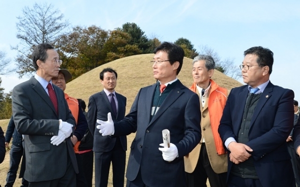 지난해 11월 남원 인월면 유곡리·두락리 가야고분군 일대에서 열린 봉수왕국 전북가야 한마당 행사에서 이환주 남원시장(가운데)이 송하진 전북도지사(왼쪽)에게 가야고분군의 역사성에 대해 설명하고 있다.