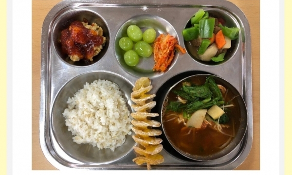 전주 한 초등학교의 채식 급식 사진. 꽃게탕과 콩고기버섯불고기, 장어강정, 배추김치, 씨없는 청포도, 회오리감자구이, 찰현미밥으로 구성돼 있다.(출처=학교 홈페이지 급식 사진 캡처)