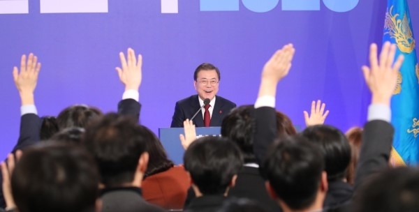 문재인 대통령이 14일 오전 청와대 영빈관에서 열린 2020 신년 기자회견에서 질문을 요청하는 기자를 지정하고 있다. /연합뉴스