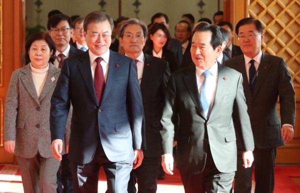 문재인 대통령과 정세균 신임 국무총리가 14일 청와대에서 임명장 수여식 후 간담회장으로 이동하고 있다. /연합뉴스