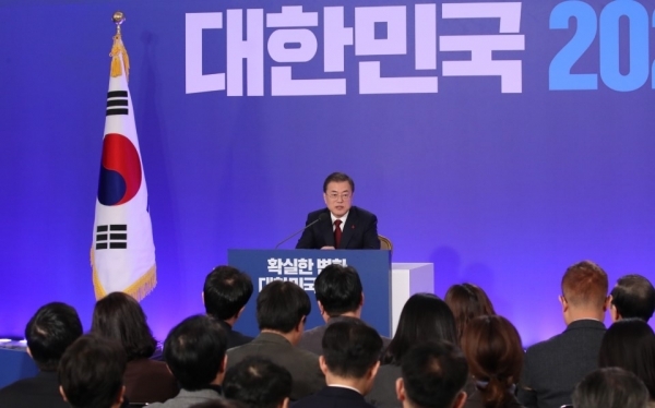 문재인 대통령이 14일 오전 청와대 영빈관에서 열린 2020년 신년 기자회견에서 취재진 질문에 답하고 있다.  /연합뉴스