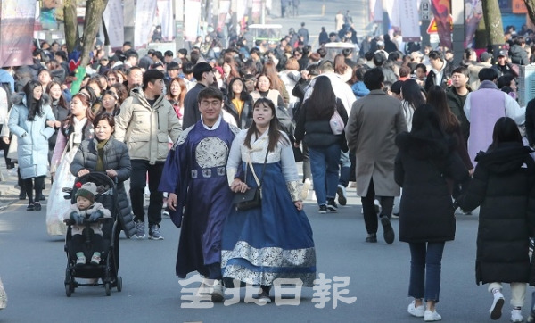 전주 한옥마을을 찾은 관광객들. 전북일보 자료사진