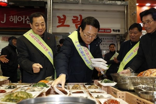 15일 정헌율 익산시장을 비롯한 시청 국·소단 직원들이 재래시장을 찾아 설날맞이 전통시장 장보기 행사를 가졌다.
