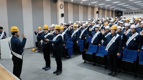 16일 현대자동차 전주공장 대강당에서 각 부문 부서장들과 안전관리 책임자 110명이 참가한 가운데 안전사고 예방 실천 결의대회가 열렸다.