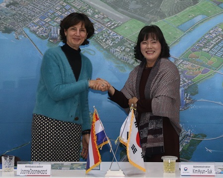 요아나 돌너왈드 주한 네덜란드 대사(왼쪽)와 김현숙 새만금개발청장.