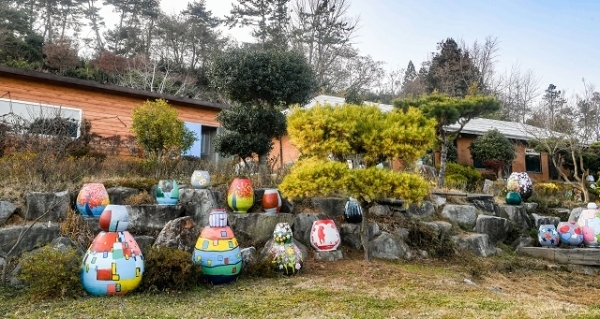 예술인들이 직접 가꾸고 꾸민 마을 풍경. 사진= 광주일보 나명주 기자