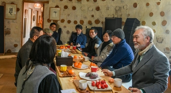 남천예술인마을에 모인 입주 작가들. 남재천 이사장(오른쪽)이 사비를 털어 조성한 마을에는 현재 18명의 예술인들이 모여살고 있다. 사진= 광주일보 나명주 기자