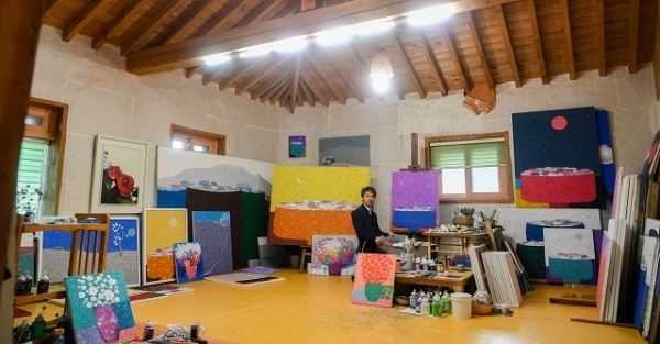 서양화가 최병구 작가는 가장 큰 안방을 작업실로 활용하고 있다. 사진= 광주일보 나명주 기자