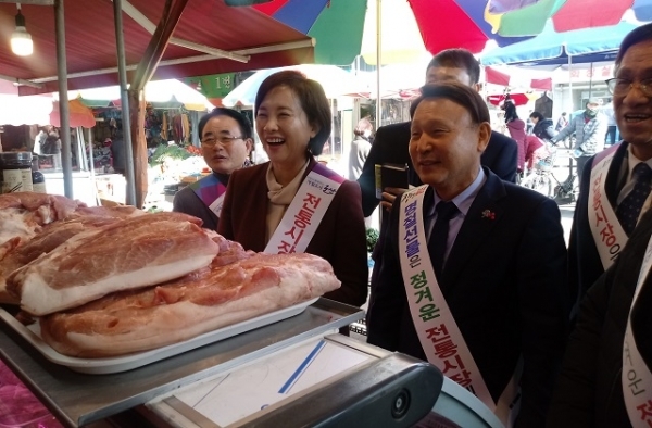 16일 유은혜 사회부총리(왼쪽 두번째)가 군산 역전시장을 찾아 ‘전통시장 장보기’ 행사를 가졌다.