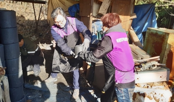 지난 16일 완주군 비봉면 지역사회보장협의체가 사랑의 연탄나눔 행사를 펼쳤다.