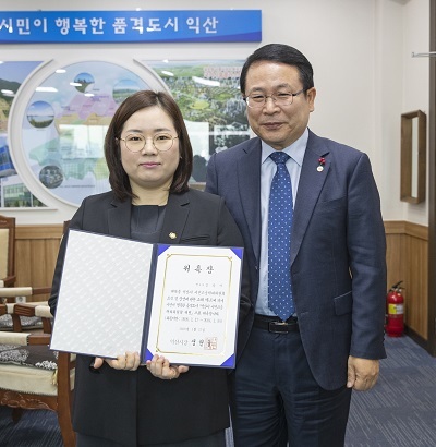 지난 17일 익산시 시민고충처리위원으로 임명된 김슬기 변호사(왼쪽)가 정헌율 익산시장과 기념촬영을 하고 있다.