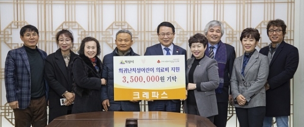 지난 17일 익산시 비영리민간단체 '크레파스'가 익산시에 성금 350만원을 쾌척했다.
