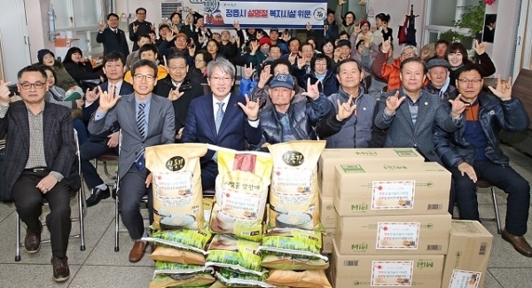지난 17일 유진섭 정읍시장이 전북농아인협회와 함께 시각장애인협회를 방문해 위문품을 전달했다.