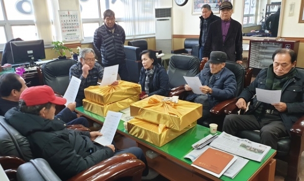 지난 16일 정읍시 행정동우회가 독거 어르신 세대를 찾아 설 맞이 청소 봉사활동을 펼치기 위해 사무실에서 사전 교육을 하고 있다.