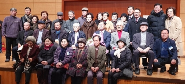 지난 17일 전주 한국소리문화의전당 국제회의장에서 열린 제24대 전북예총 회장 선거가 마무리된 후, 소재호 당선인과 지역 문화예술인들이 기념촬영을 하고 있다.