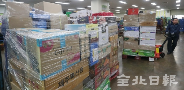 설 명절을 앞두고 명절선물 택배 물량이 몰린 20일 전주우체국에서 직원들이 분주하게 택배 분류작업을 하고 있다. 조현욱 기자