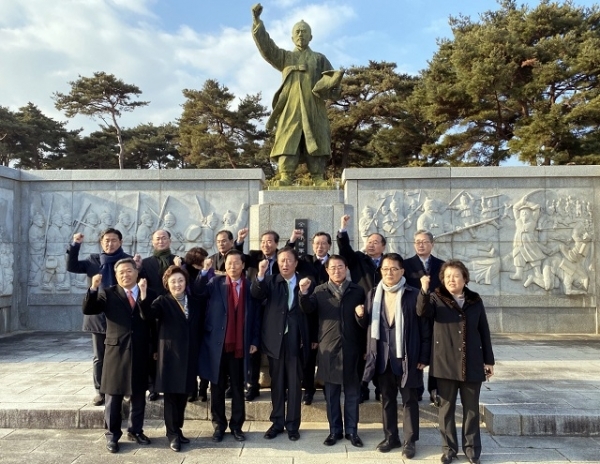 대안신당 최경환 대표와 의원 등이 20일 오후 정읍시 덕천면 동학농민혁명 황토현전적지에서 총선 승리 결의를 다지고 있다. 연합뉴스