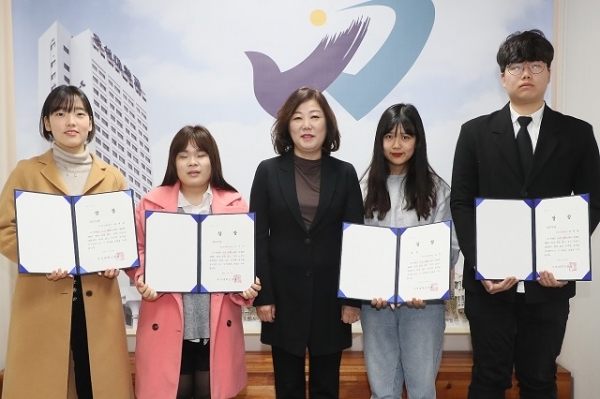 20일 우석대학교 본관 2층 총장 집무실에서 ‘제8회 꿈과 뜻을 찾는 우석 글쓰기 대회’ 시상식이 열렸다.