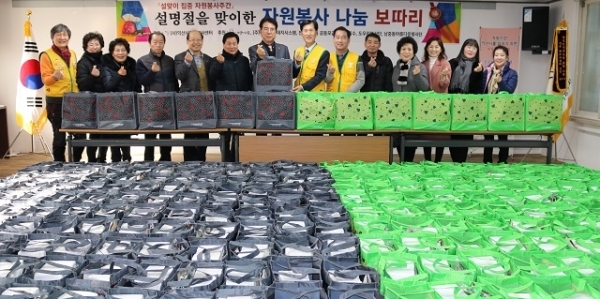21일 (사)익산시자원봉사센터가 설 명절을 맞아 저소득 가정 300세대에게 총 1500만원 상당의 나눔보따리를 전달했다.