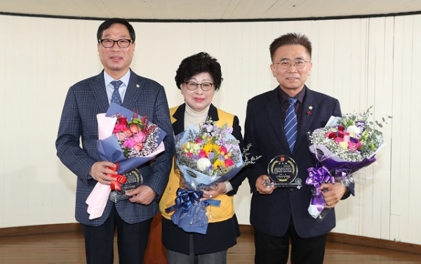 박종대·최종오 익산시의원이 대한적십자봉사회 익산지구협의회로부터 감사패를 받고 기념촬영을 하고 있다.