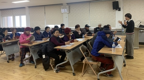 고창군 무장면 어르신들 대상 스마트폰 활용 교육 모습.