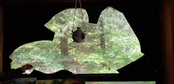 깨진 유리창을 섭리로 받아들여 나머지 부분을 검정색으로 칠해 작품화한 한봉림의 작업실 정경.